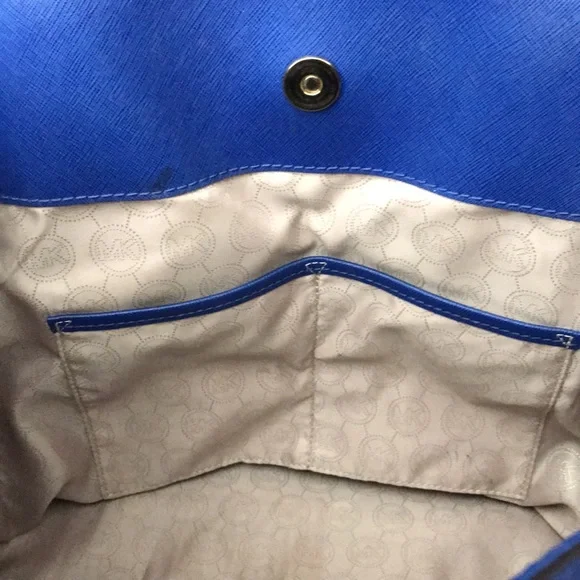 MICHAEL KORS  Hand bag used couple times very good condition - Picture 10 of 10